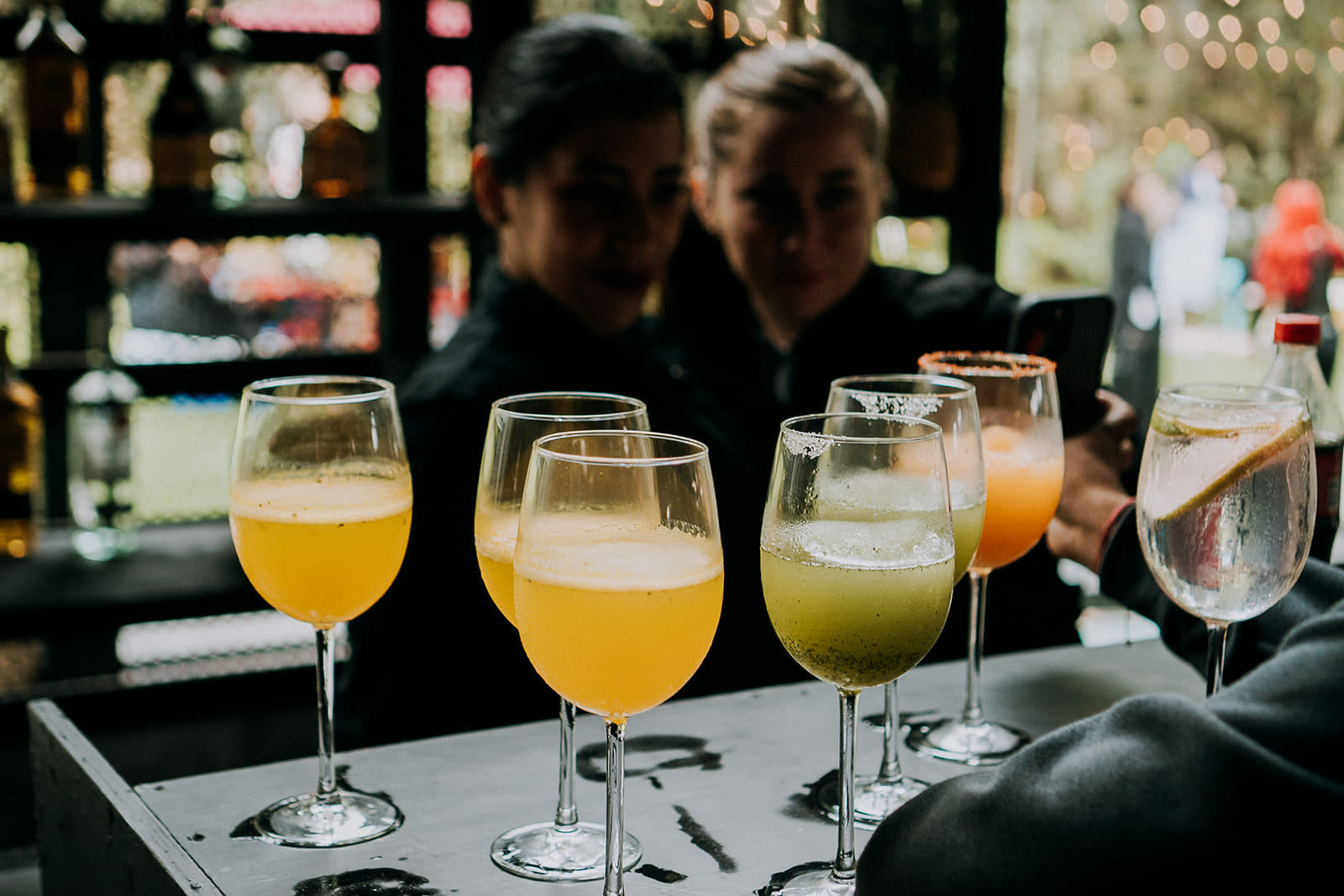 Cocteles preparados en barra para evento
